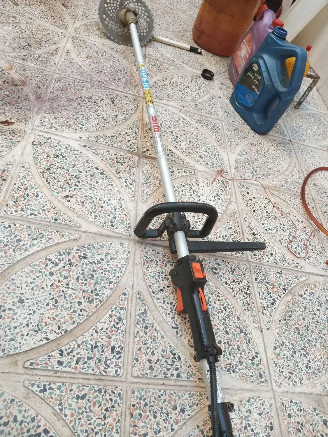 علف زن|ابزارآلات|بروجرد, |دیوار