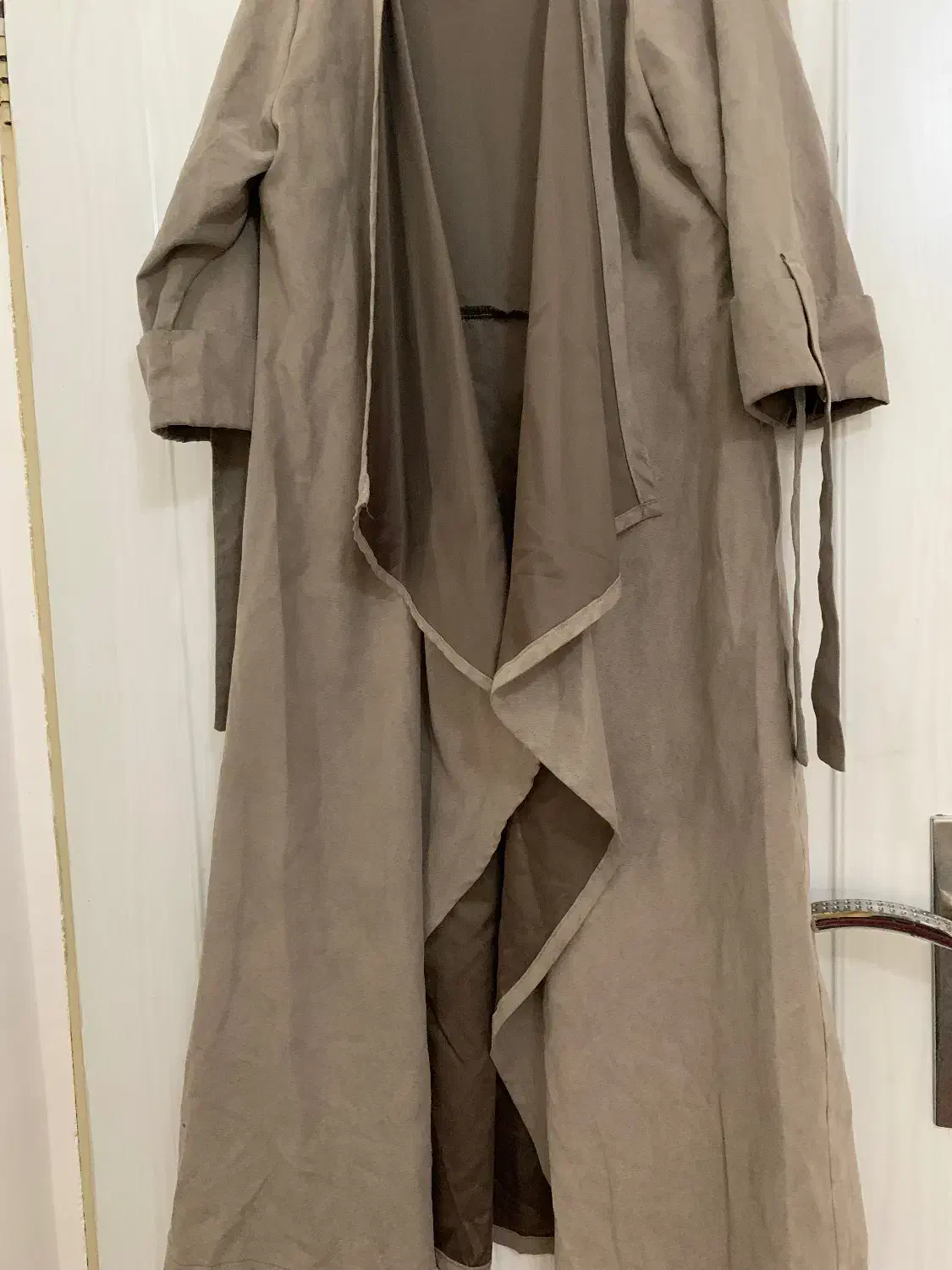 بارونی بلند|لباس|صومعه‌سرا, |دیوار