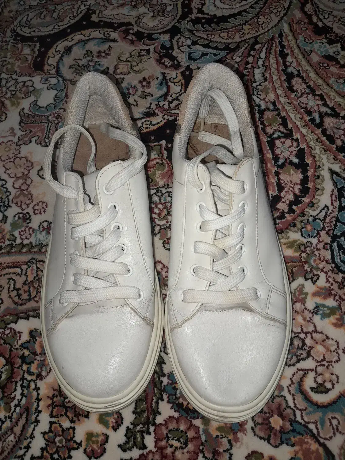 کفش سفید|کیف، کفش، کمربند|نیشابور, سرآب کوشک|دیوار