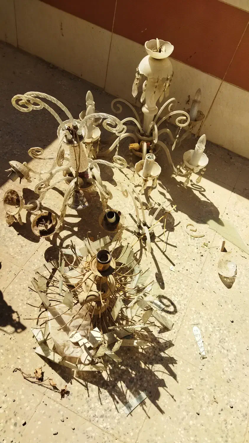 تعدادی لوستر|لوستر و چراغ آویز|پیر بکران, |دیوار