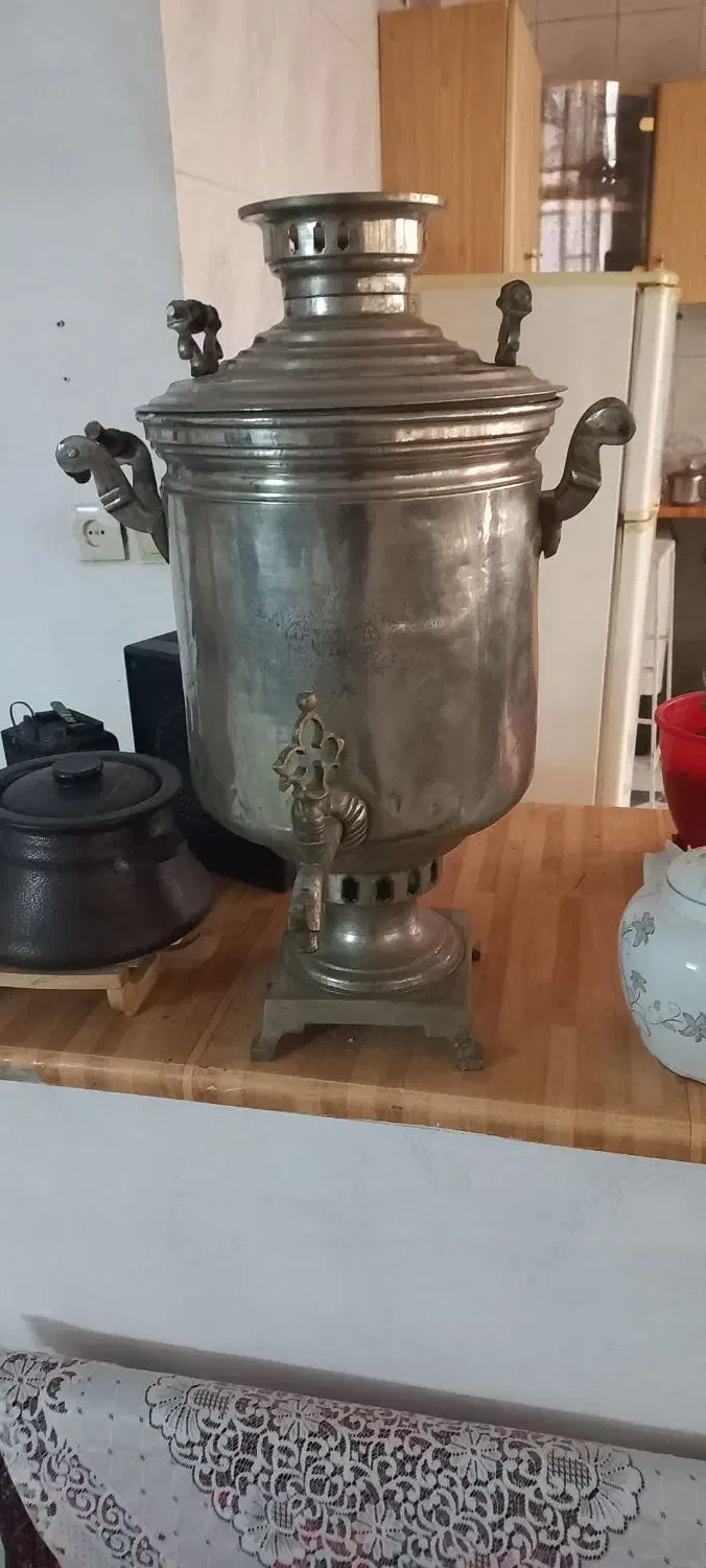 سماور زغالی روسی بزرگ|کلکسیون اشیاء عتیقه|مشکیندشت, |دیوار