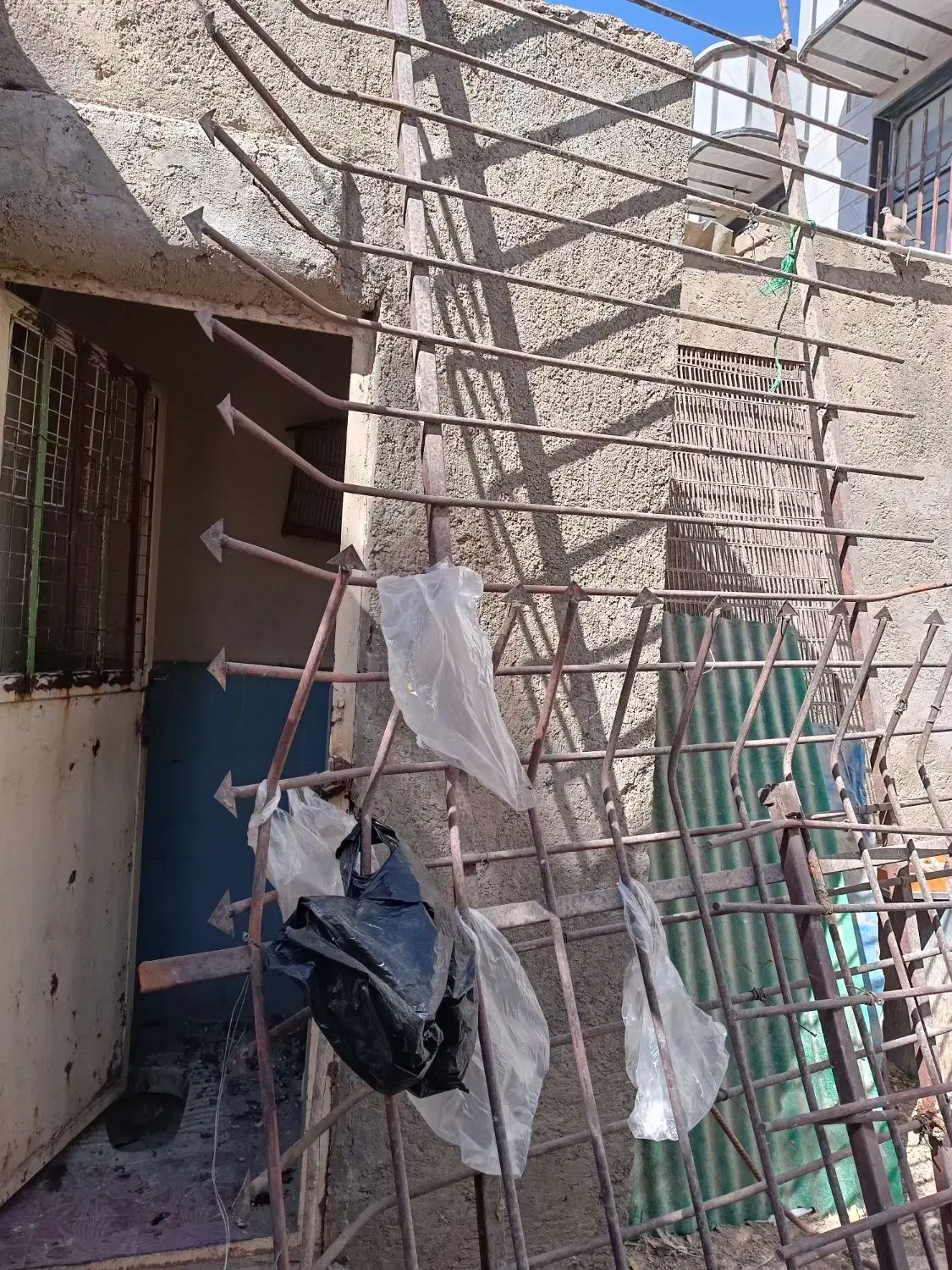 نرده روی دیوار|مصالح و تجهیزات ساختمان|صحنه, |دیوار