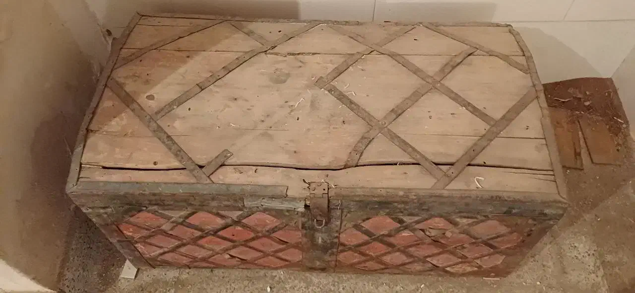 صندوق بزرگ عتیقه|کلکسیون اشیاء عتیقه|کاشان, پاقپان|دیوار