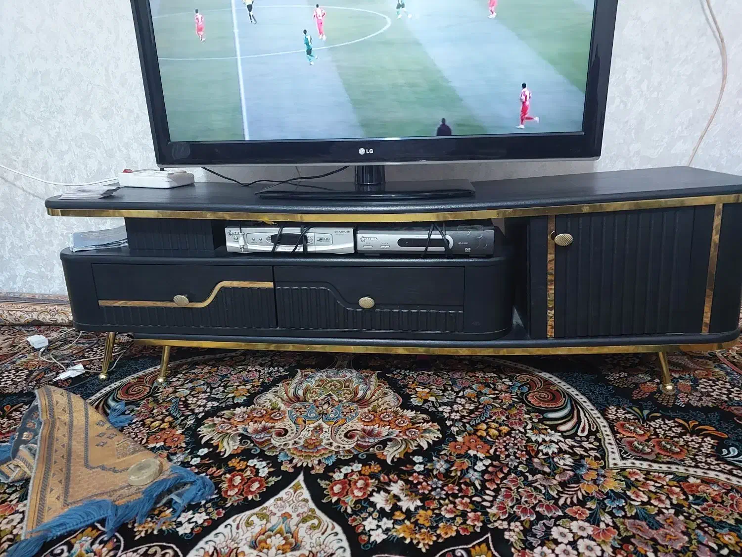 زیر تی وی|میز تلویزیون|شیراز, کوشک میدان|دیوار