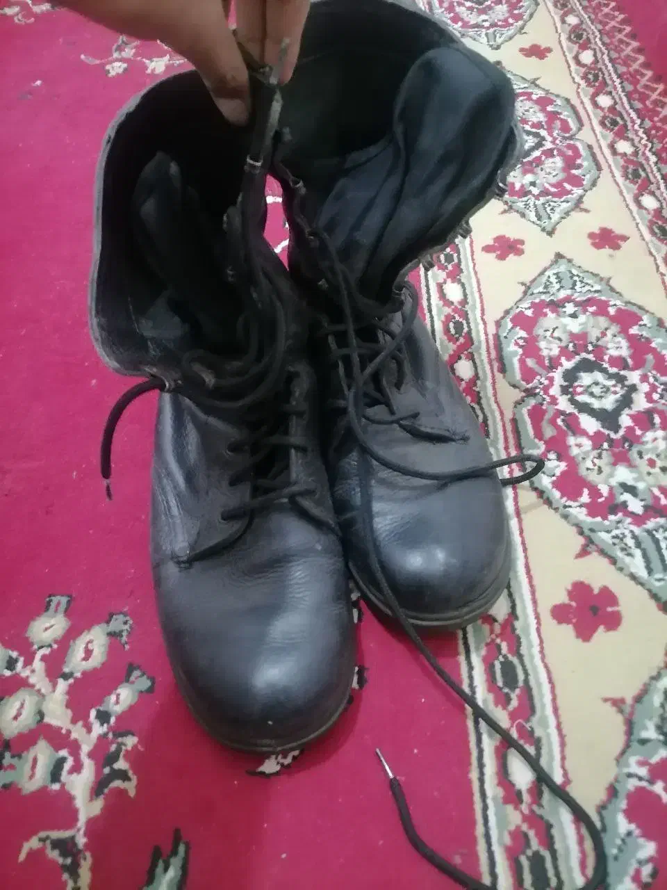 پوتین چرمی|کیف، کفش، کمربند|اسفراین, |دیوار