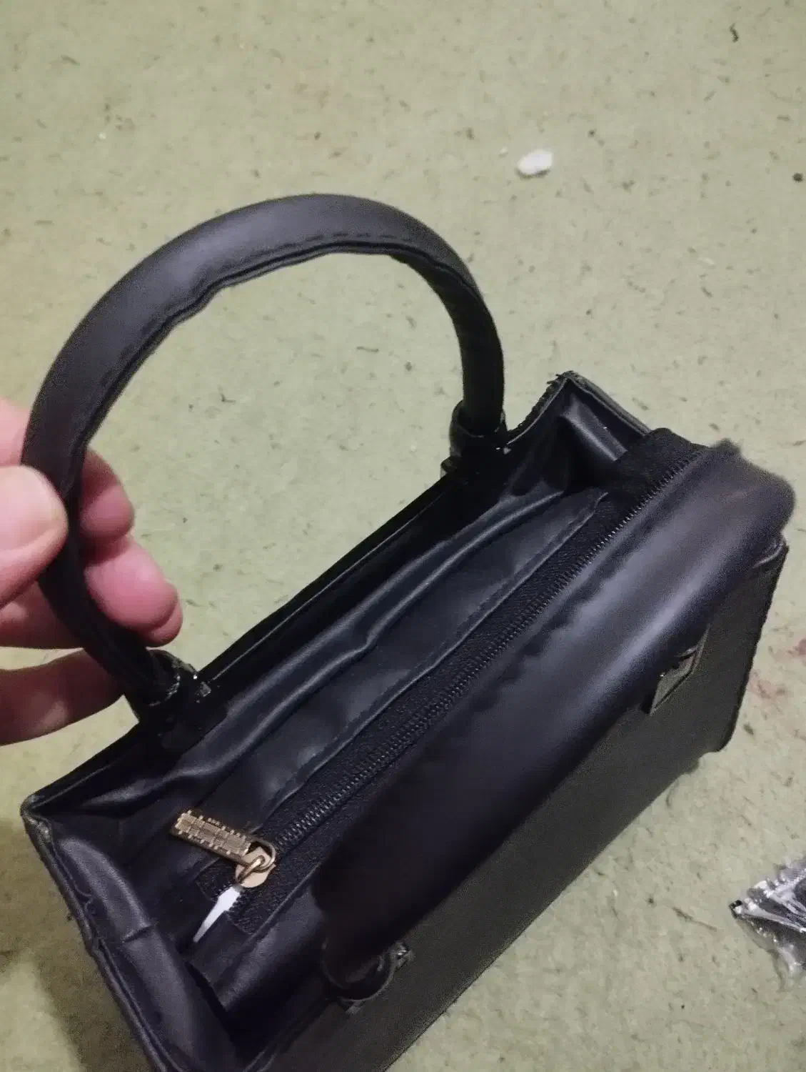 کیف مجلسی|کیف، کفش، کمربند|اهواز, مجاهد|دیوار