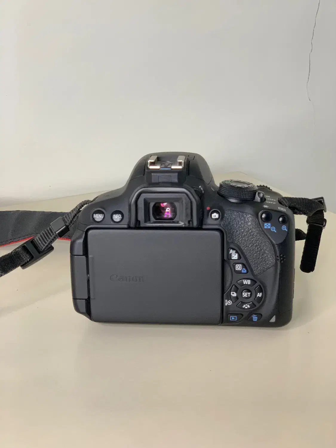 Canon 700D به‌همراه لنز 18-55، کاملاً سالم|دوربین عکاسی و فیلم‌برداری|تهران, گلستان (شهرک راه آهن)|دیوار