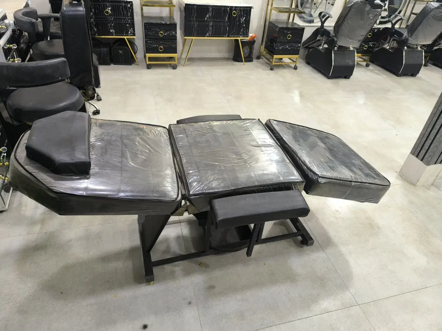 صندلی تخت شو و میز اینه|آرایشگاه و سالنهای زیبایی|بروجرد, |دیوار