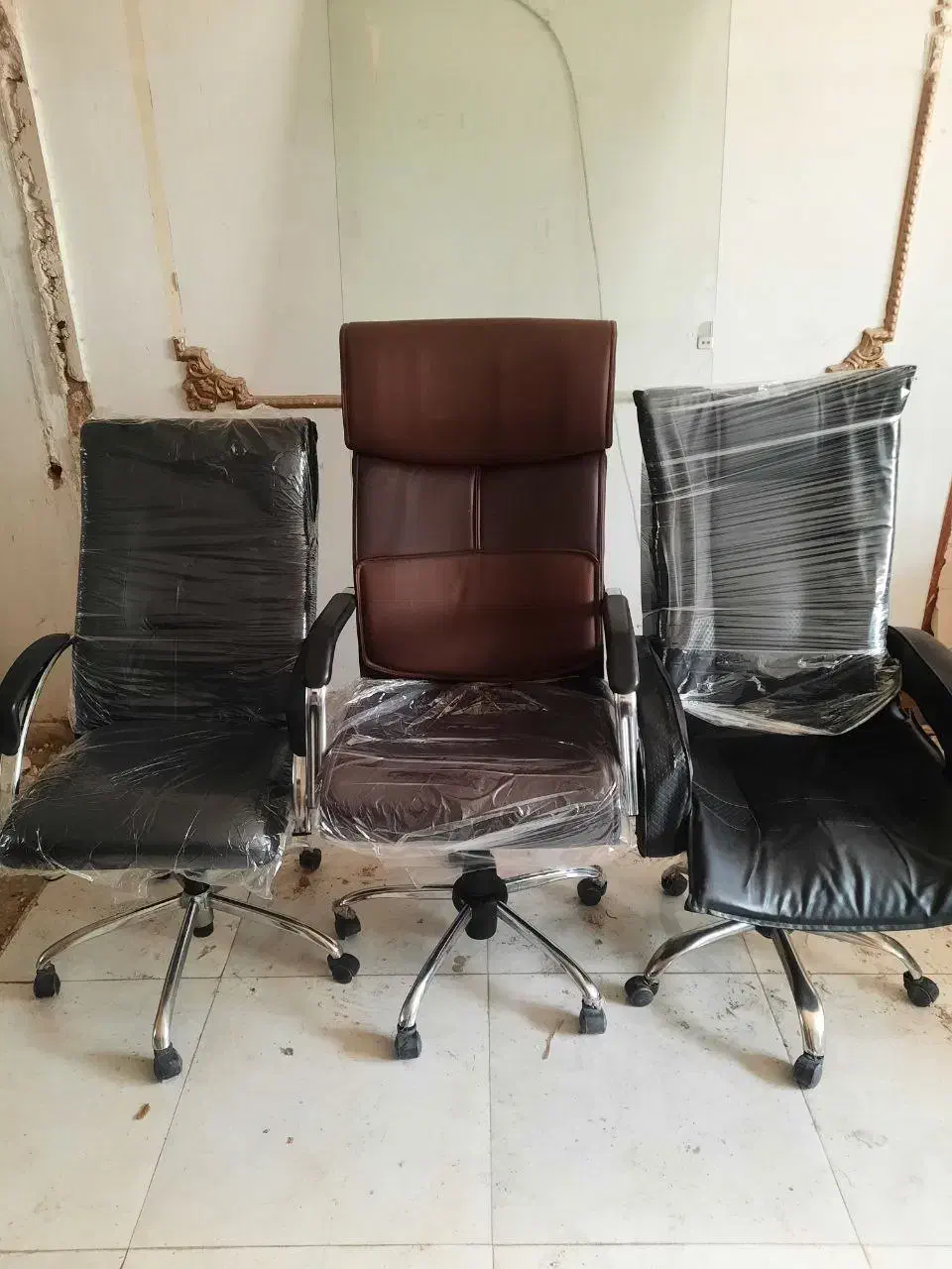 دو عدد صندلی مدیریتی سالم و میز های عسلی با شیشه|صندلی و نیمکت|مشهد, رضاشهر|دیوار