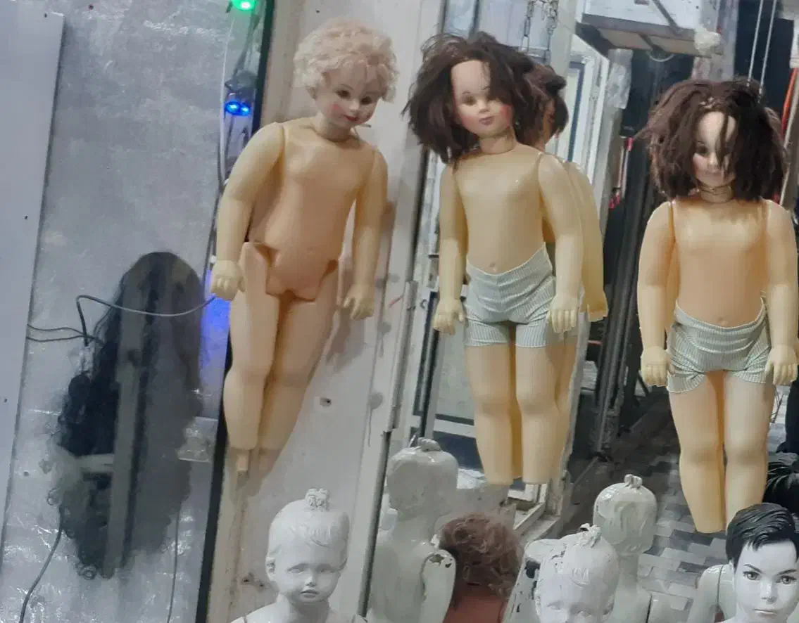 قفسه و ویترین باچند عددمانکن بچه گانه|فروشگاه و مغازه|الشتر, |دیوار