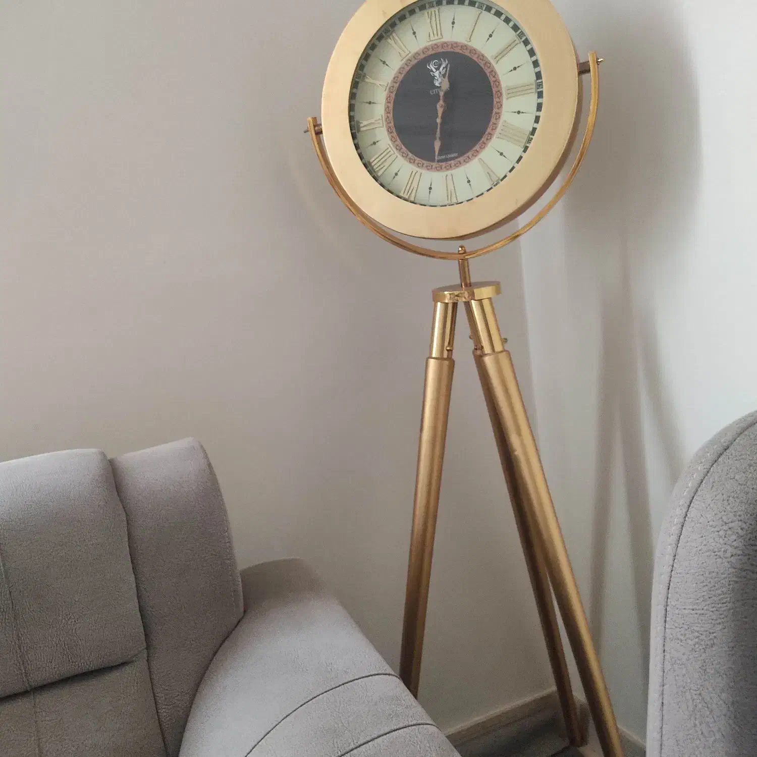 ساعت ایستاده|ساعت دیواری و تزئینی|قدس, شهر‌قدس|دیوار