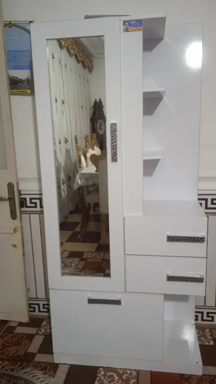 جاکفشی|جاکفشی، کمد، دراور|فیروزآباد (فارس), |دیوار