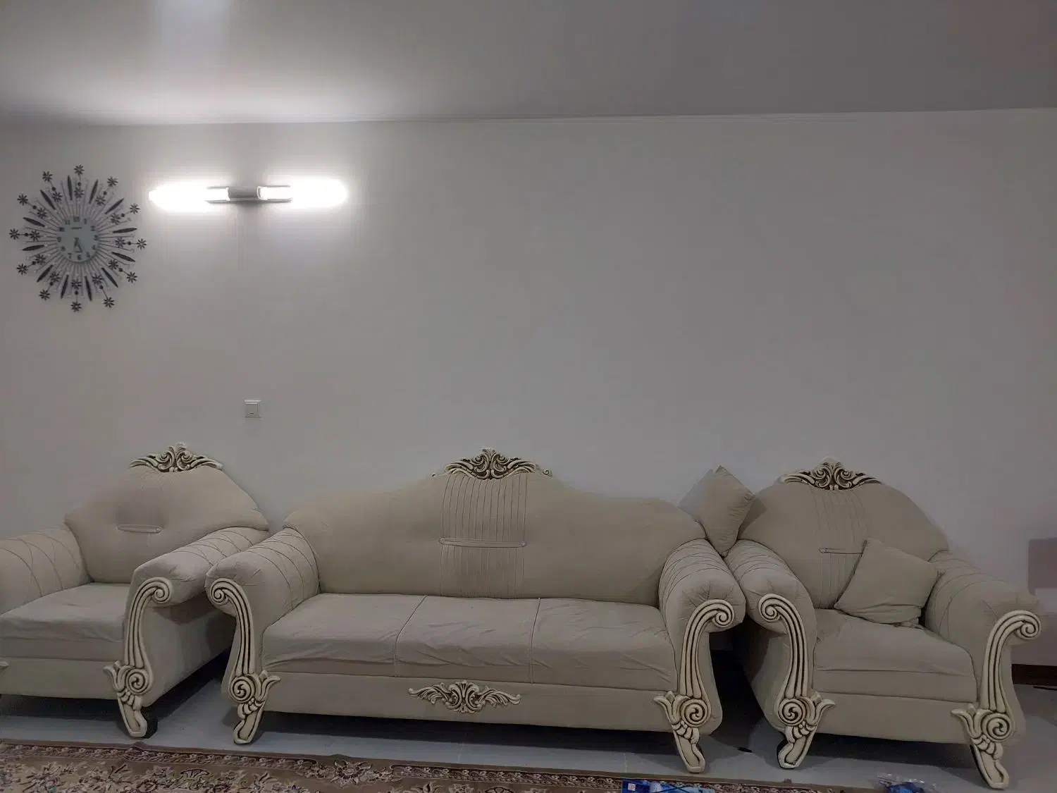 مبل هفت نفره کرم رنگ|مبلمان خانگی و میز عسلی|شیراز, احمدی جنوبی|دیوار