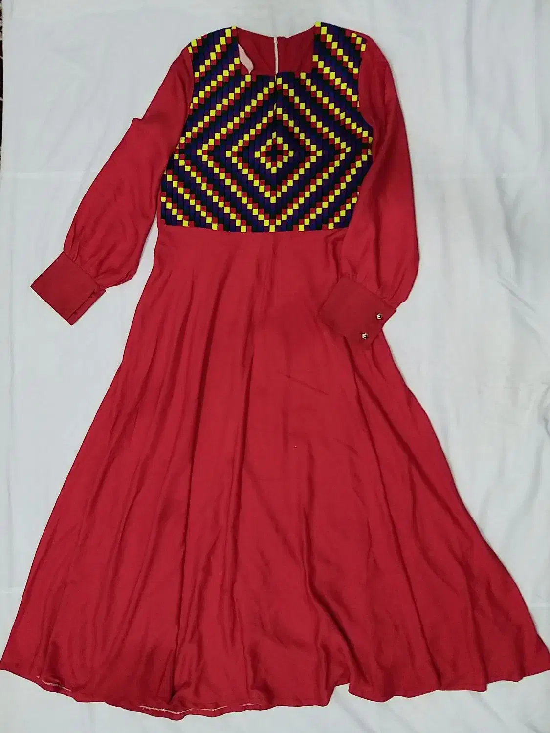 پیراهن  یلدایی|لباس|قم, بنیاد|دیوار