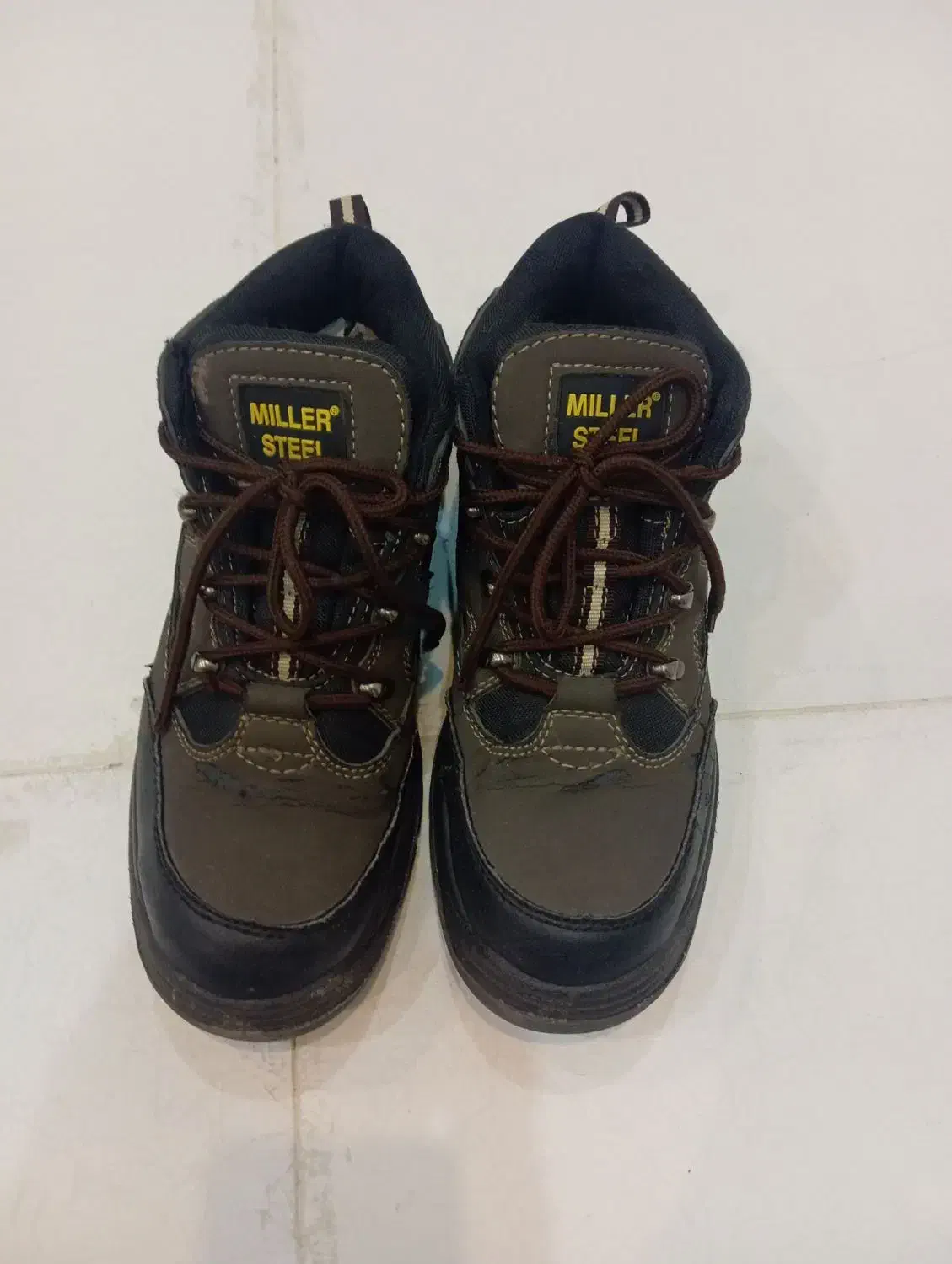 کفش|کیف، کفش، کمربند|میانه, |دیوار