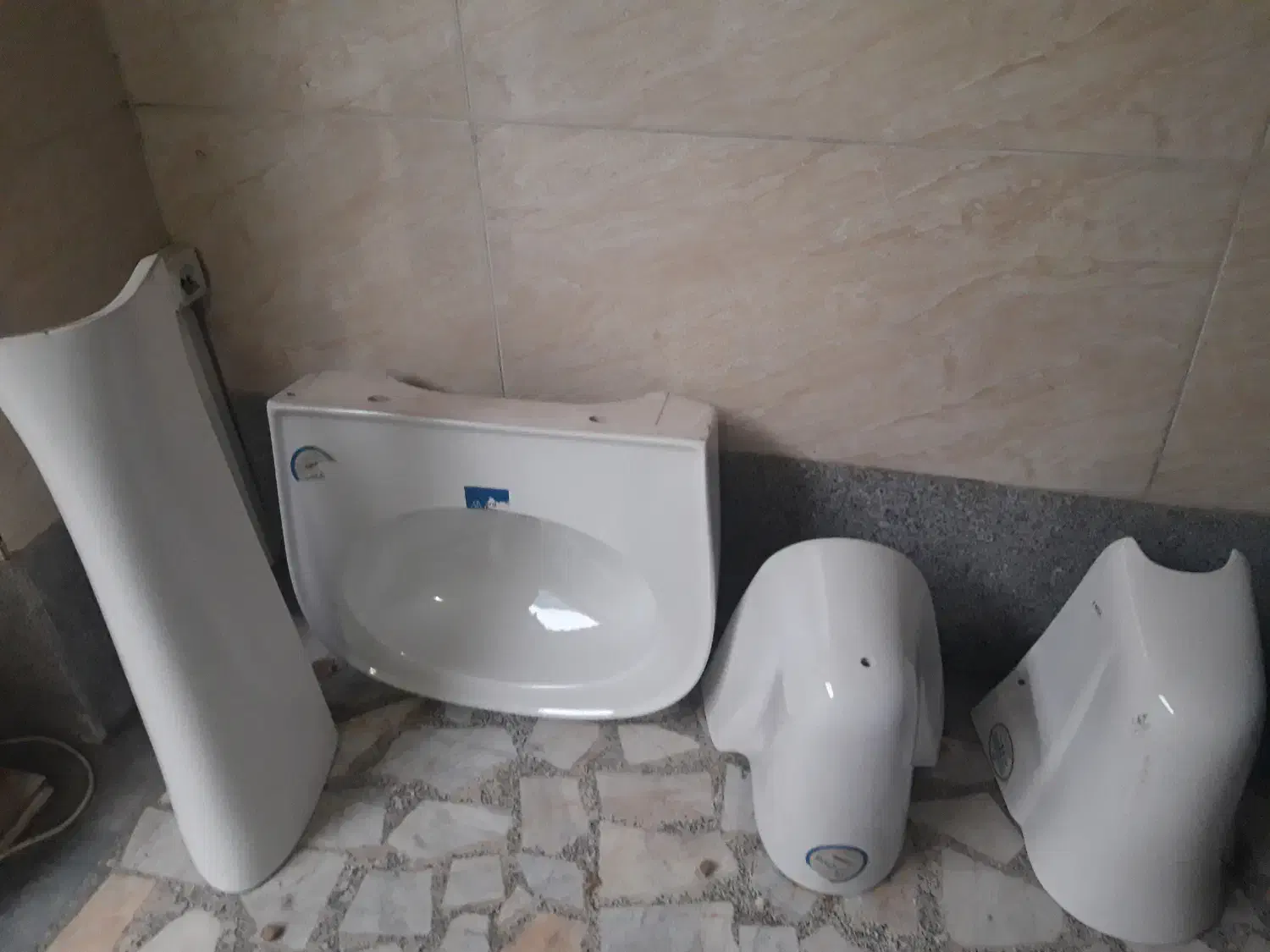 روشویی و۲تا نیم پایه|لوازم سرویس بهداشتی|رشت, معلم|دیوار