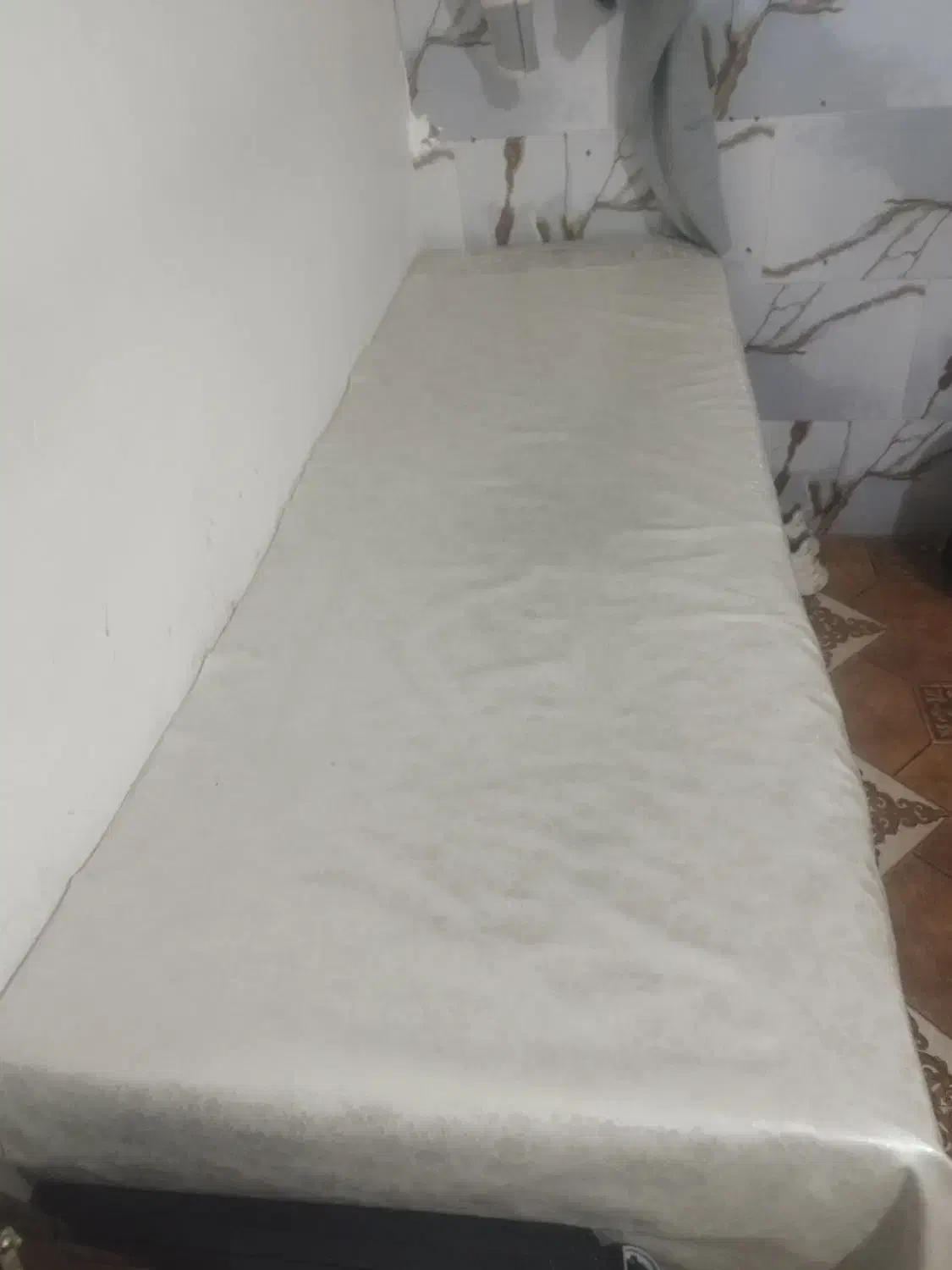 تخت اپیلاسیون|آرایشگاه و سالن‌های زیبایی|مشهد, چهارچشمه|دیوار