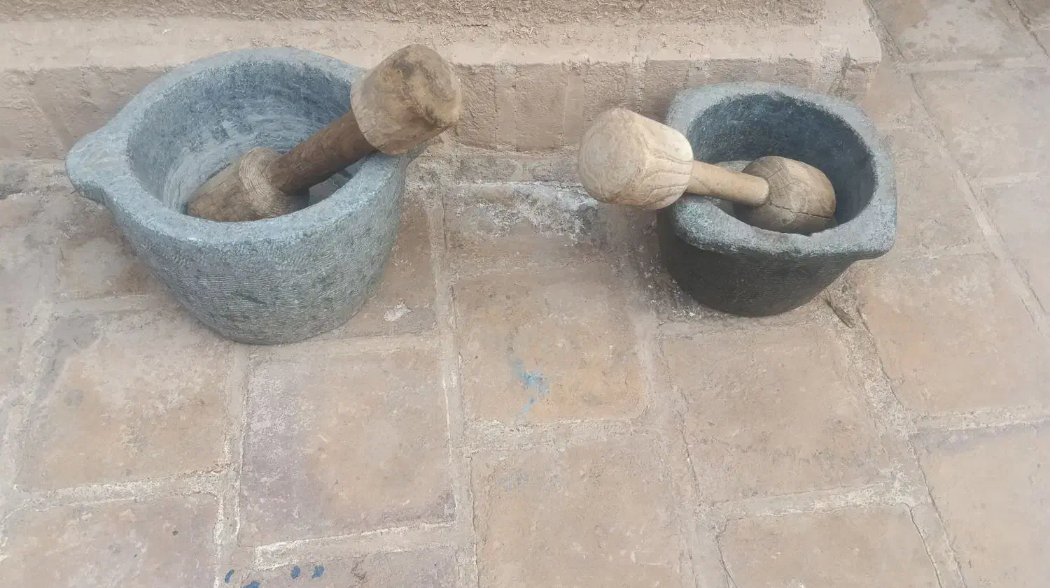 هاون سنگی با دسته چوبی|کلکسیون اشیاء عتیقه|قائن, |دیوار