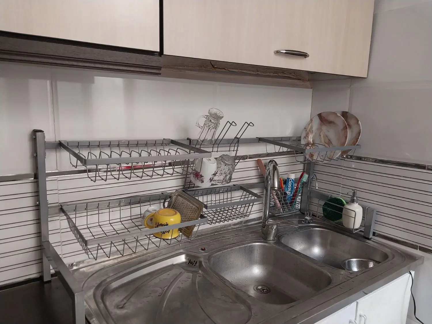 آبچکان پشت پنجره و سطل زباله ریلی (تولیدی)|آبچکان و نظمدهنده ظروف|تهران, شهرک ولیعصر جنوبی|دیوار