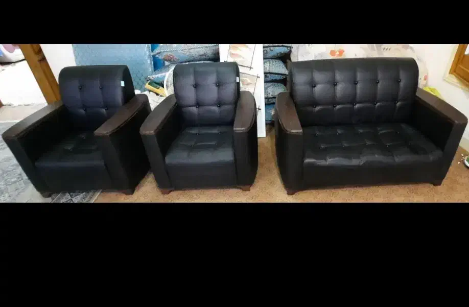 مبل چرمی ۴ نفره با دسته چوبی شیک و راحت|مبلمان اداری|قشم, |دیوار