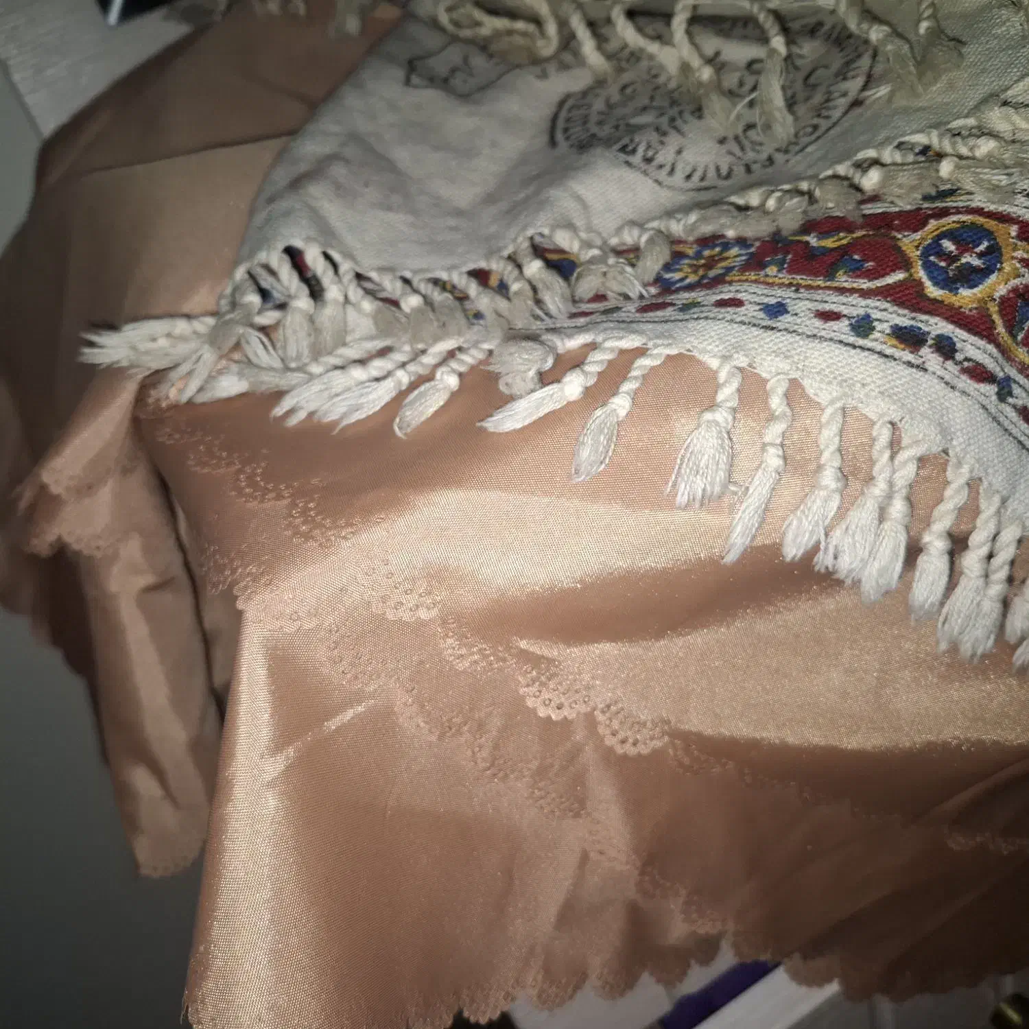 رومیزی میز خاطره به همراه ساتن سالم ونو|پرده، رانر، رومیزی|قزوین, |دیوار