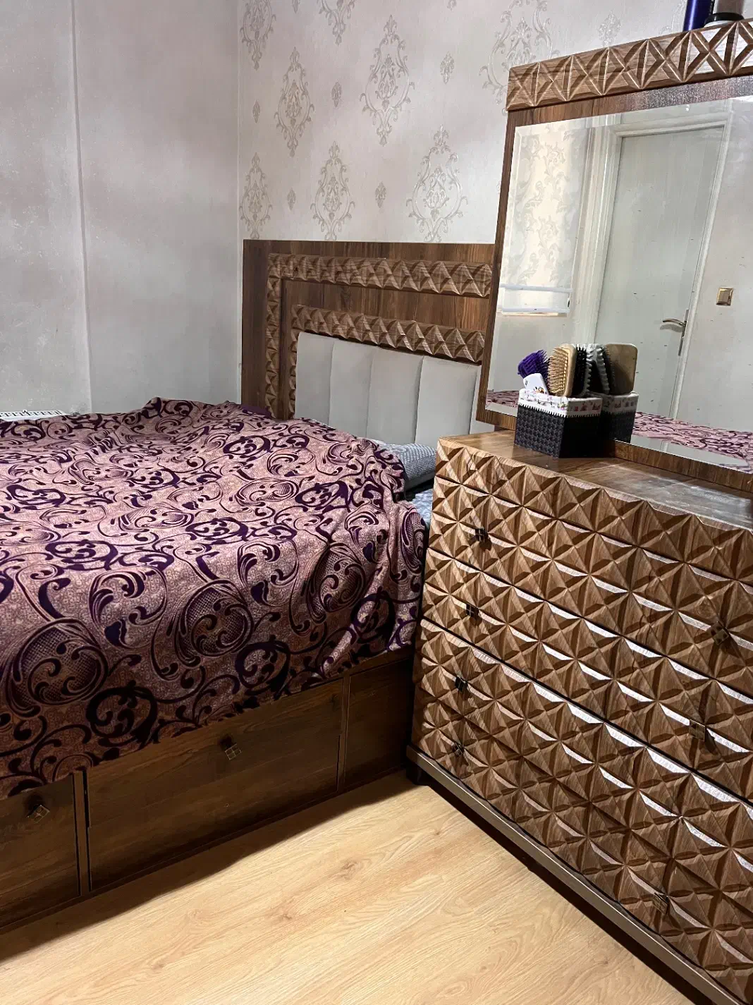 تخت دو‌نفره و‌دراور|تخت و سرویس خواب|ری, سرتخت|دیوار