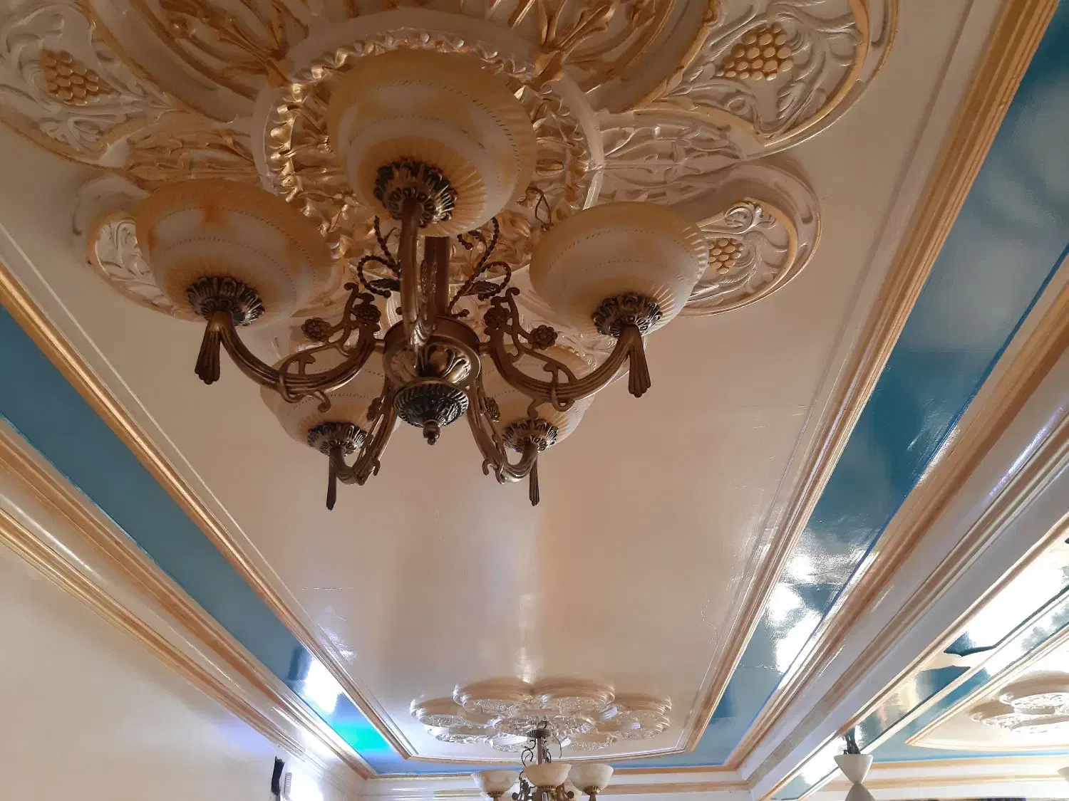 لوستر طلایی پنج شاخه|لوستر و چراغ آویز|اهواز, کمپلو جنوبی|دیوار