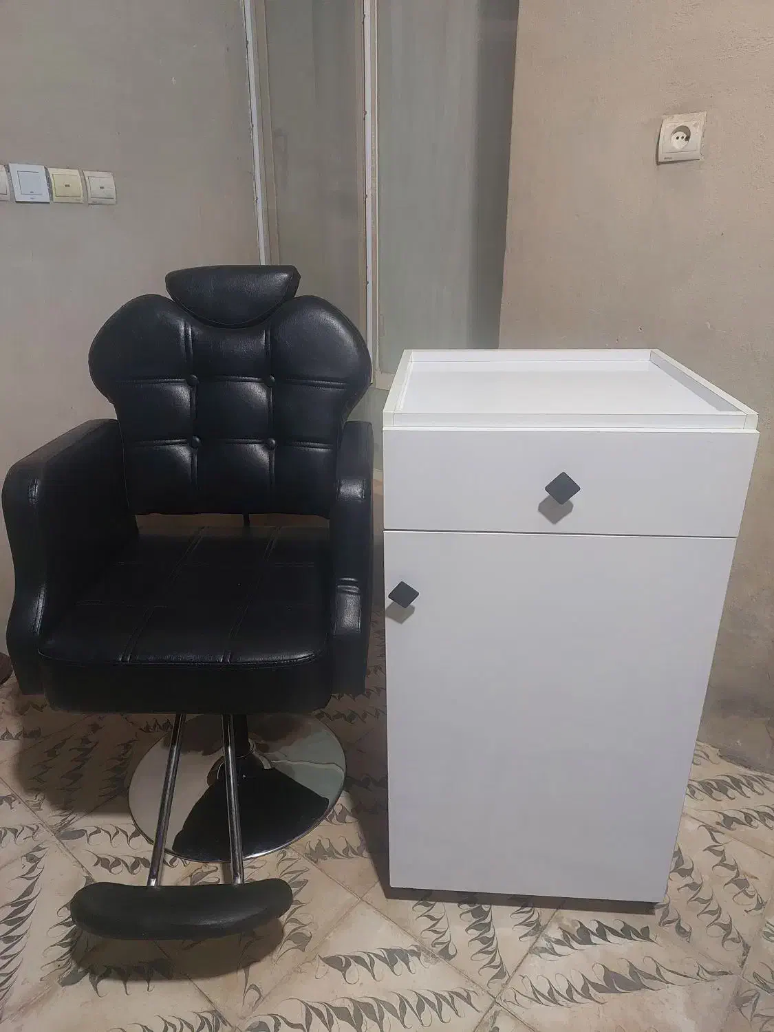 صندلی زیبایی به همراه کمد|آرایشگاه و سالن‌های زیبایی|گناباد, |دیوار