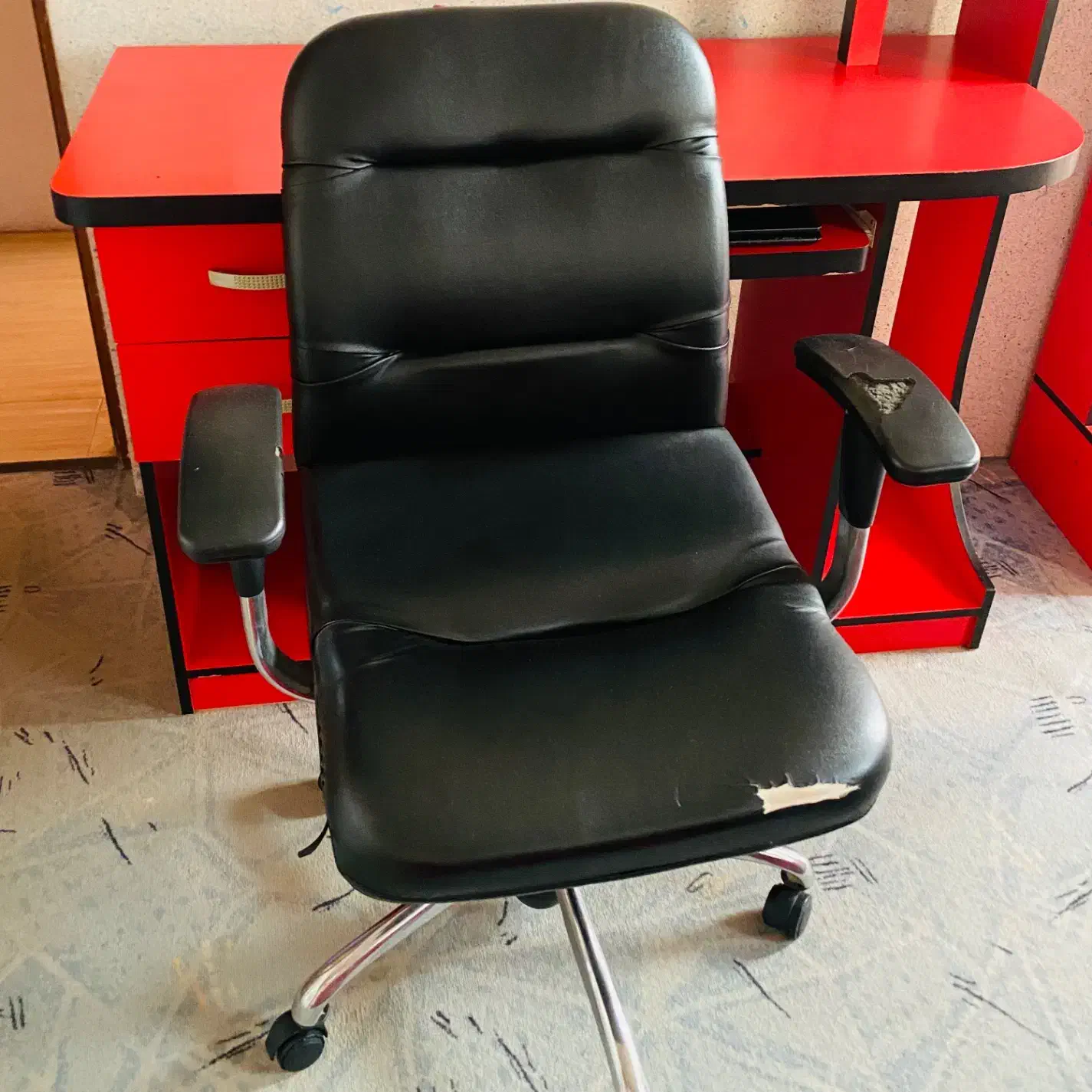 میز تحریر و صندلی و کمد ایینه دار|میز تحریر و کامپیوتر|لاهیجان, کوی خزر|دیوار