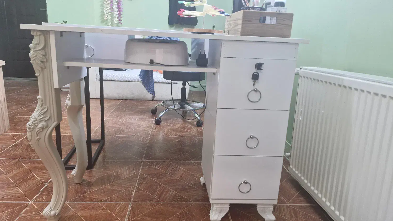 میز ناخن کار|آرایشگاه و سالن‌های زیبایی|علی‌آباد کتول, |دیوار