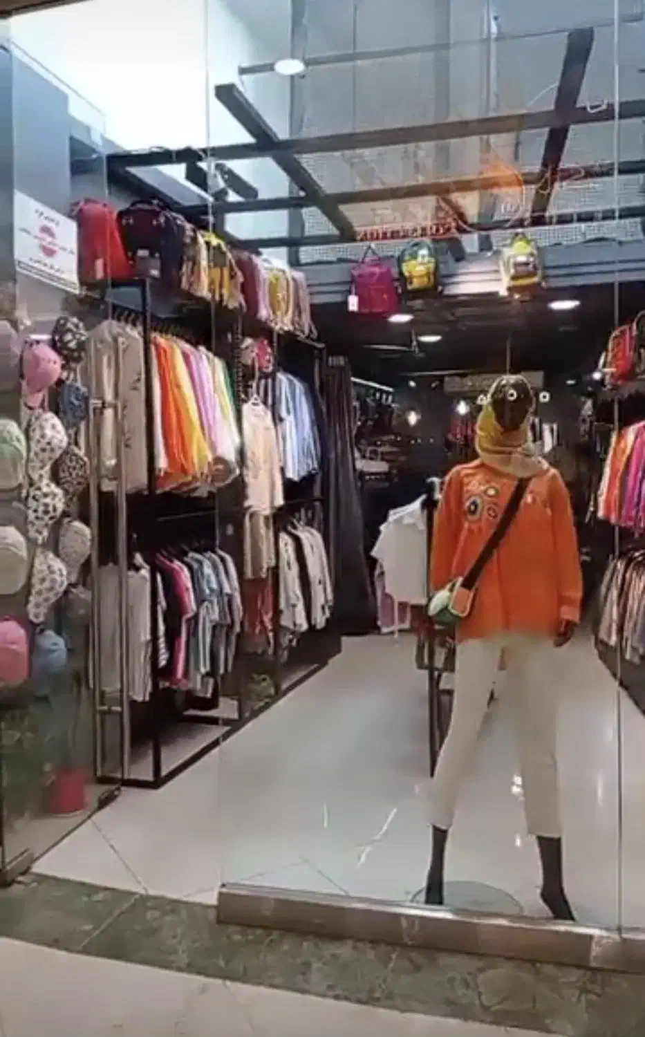 واگذاری فروشگاه پوشاک با تمام امکانات|اجارهٔ مغازه و غرفه|قائمشهر, |دیوار