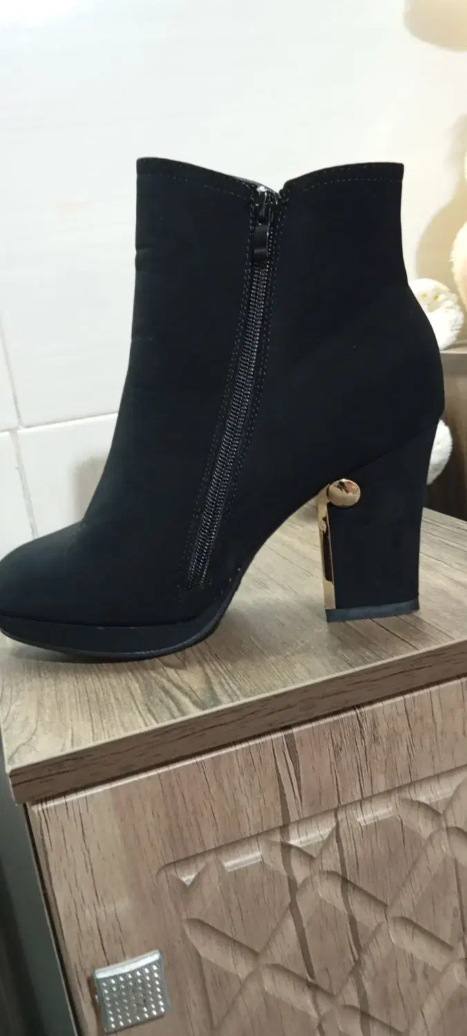 بوت مجلسی نو|کیف، کفش، کمربند|قم, چهل درخت‎|دیوار