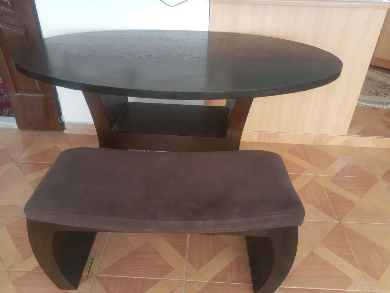 میز نهار خوری با نیمکتش|میز و صندلی غذاخوری|اندیشه, اندیشه فاز ۴|دیوار