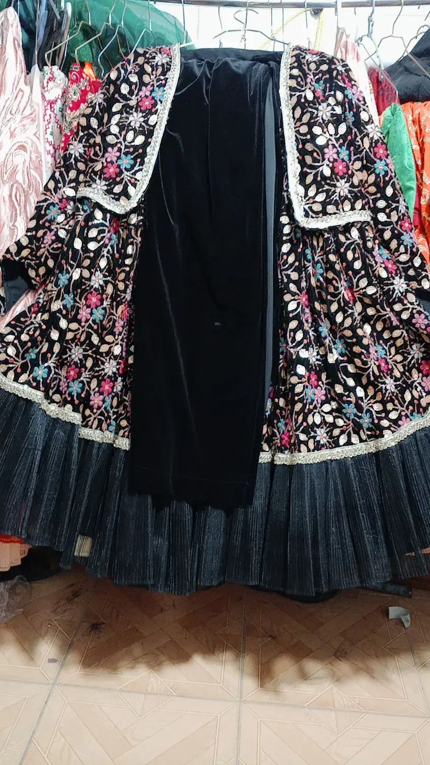 لباس محلی|لباس|مرودشت, ژیان|دیوار