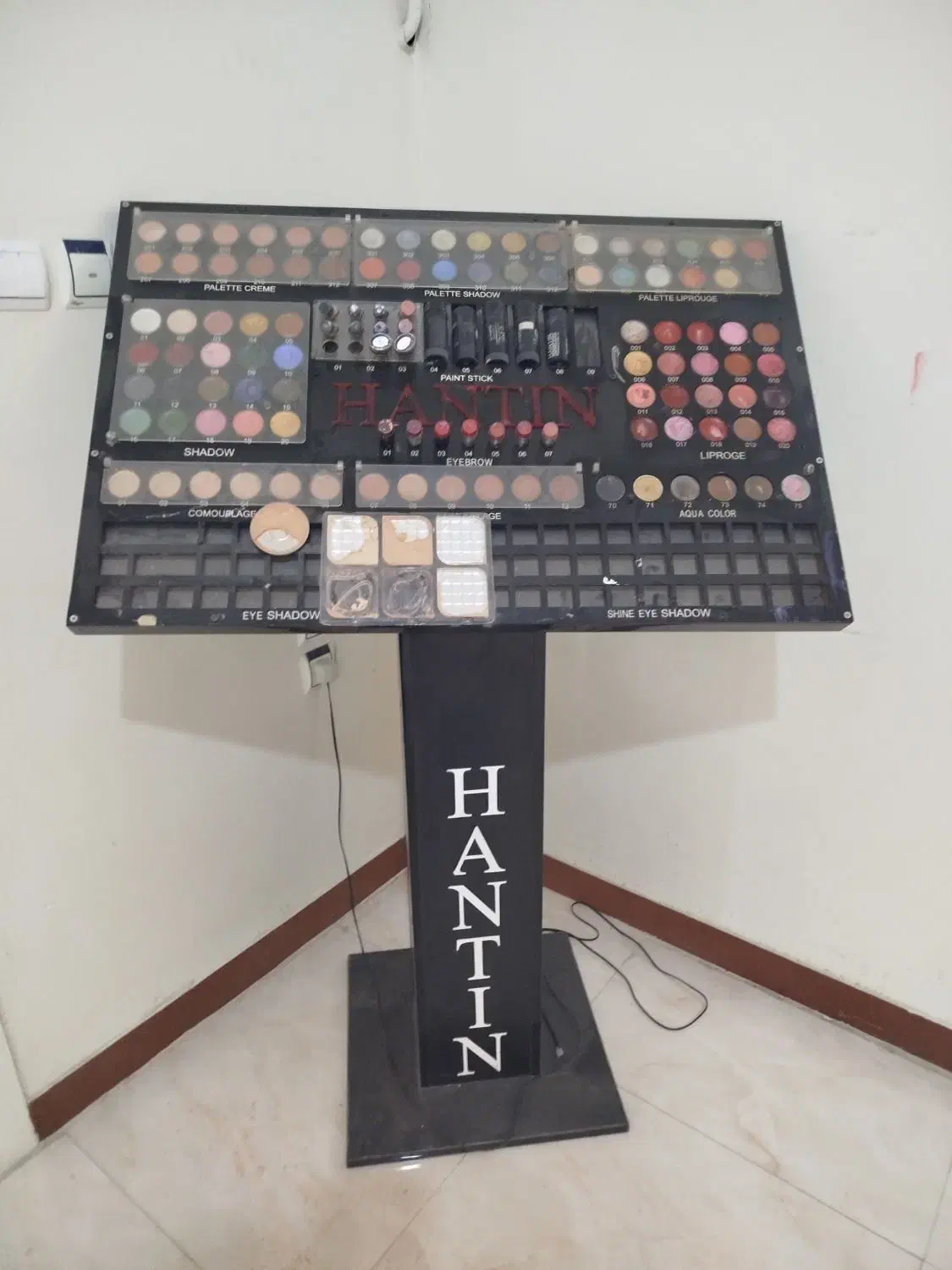 تعدادی وسایل سالن زیبایی|آرایشگاه و سالن‌های زیبایی|دورود, |دیوار