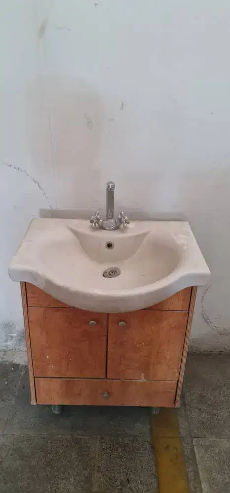 فروش روشویی و کمی ضایعات آهن و درب دو لنگه چوبی|مصالح و تجهیزات ساختمان|تهران, شهرک محلاتی|دیوار