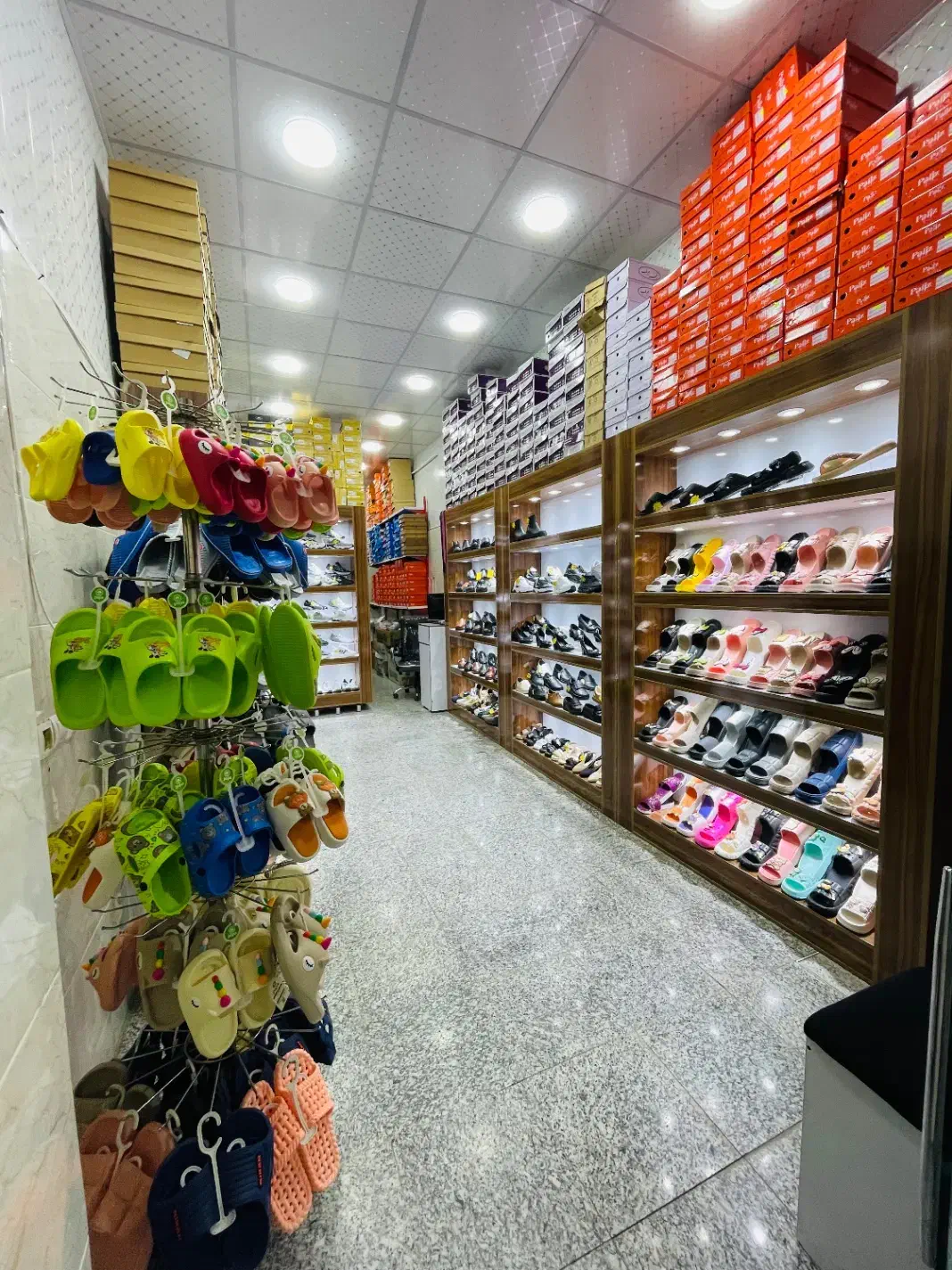 واگذاری مغازه کفش فروشی با کلیه اجناس لوازم جانبی|فروشگاه و مغازه|قیدار, |دیوار