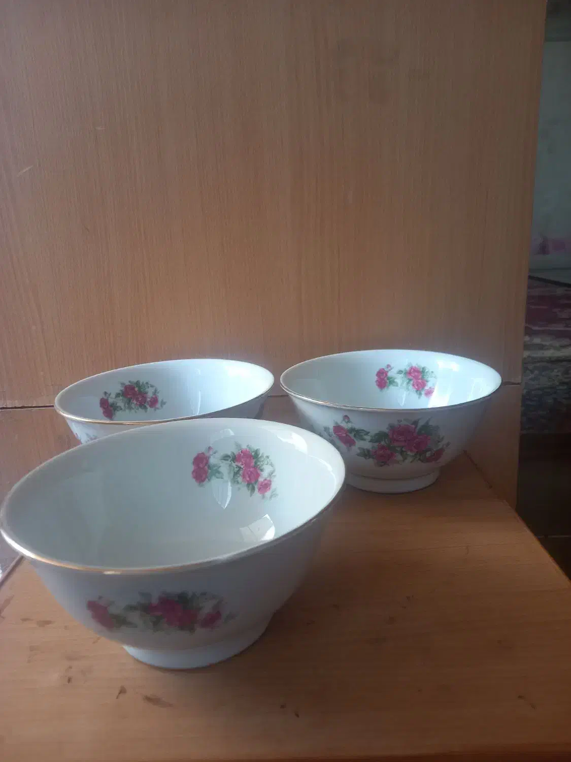 کاسه چینی گل قرمزی آنتیک|کلکسیون اشیاء عتیقه|اصفهان, جاوان|دیوار