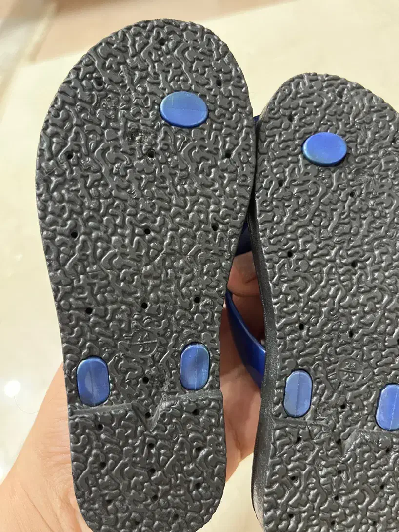 دمپایی بچگانه|کفش و لباس بچه|رشت, استقامت ۱|دیوار