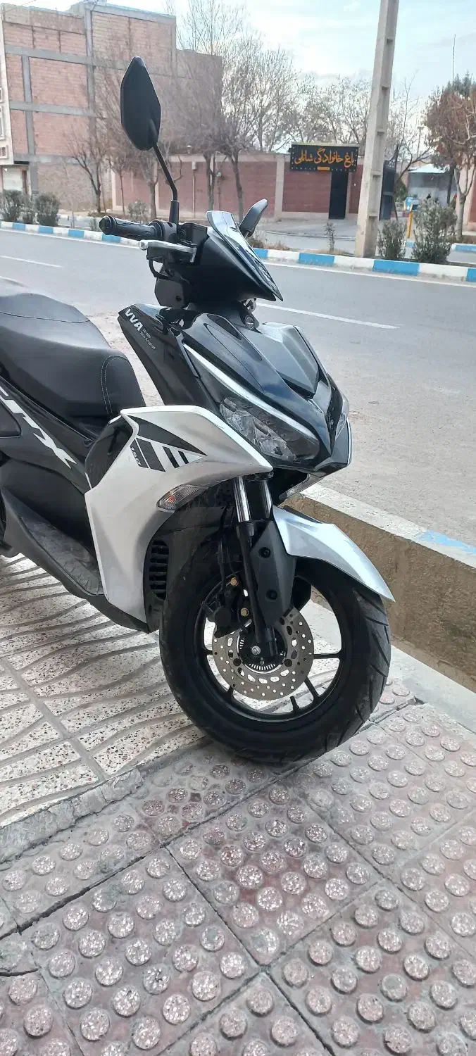 موتور هایروکس|موتورسیکلت|رباط‌کریم, رباط‌کریم|دیوار