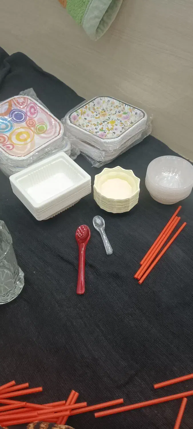 تعدادی ظرف شیشه ای ومقداری یکبار مصرف مخصوصه کافه|ظروف سرو و پذیرایی|جوانرود, |دیوار