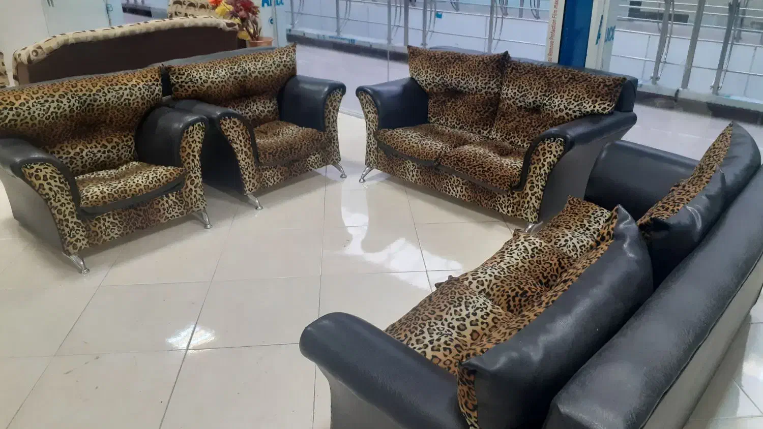 مبل کارکرده هفت نفره پلنگی با رویه چرمی|مبلمان خانگی و میز عسلی|نوشهر, |دیوار