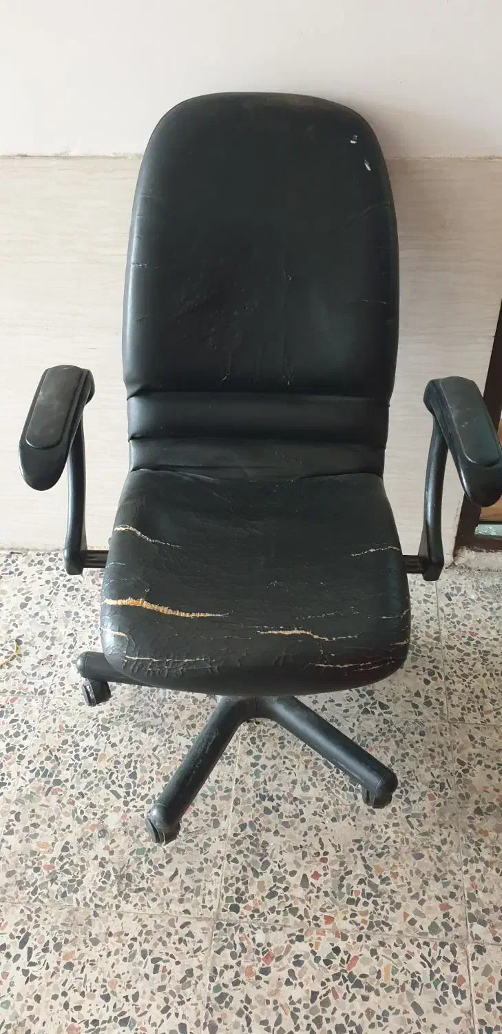 صندلی  چرمی  چرخان  اداری  کارکرده|دفتر کار|رشت, یخسازی|دیوار