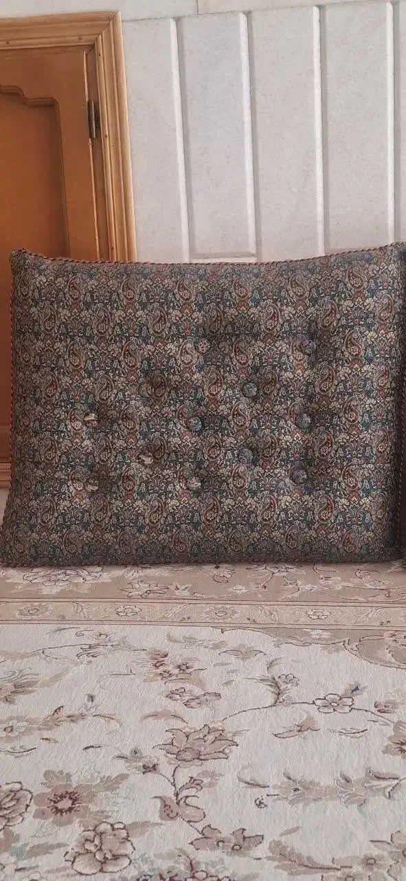 یک جفت پشتی|پشتی|نائین, |دیوار