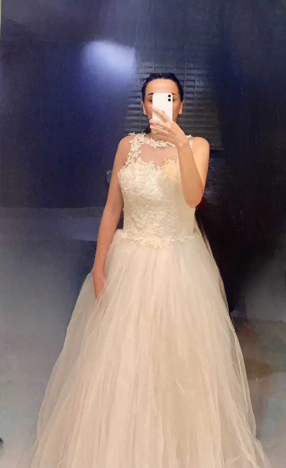 لباس عروس همراه با تور بلند و دنباله دار|لباس|گرگان, |دیوار