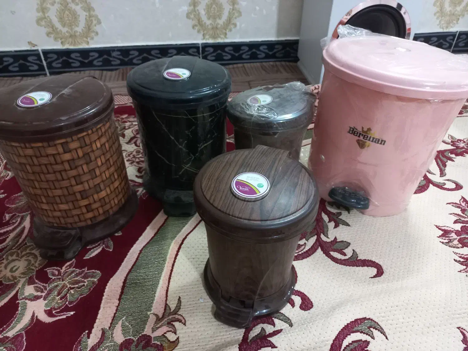 تعدادی وسایل پلاستیکی نو|ظروف نگهدارنده، پلاستیکی، یک‌بارمصرف|کرج, حصارک پایین|دیوار