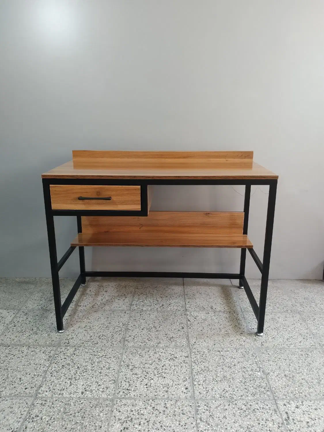 میز تحریر|میز تحریر و کامپیوتر|نیشابور, گمنام غربی|دیوار