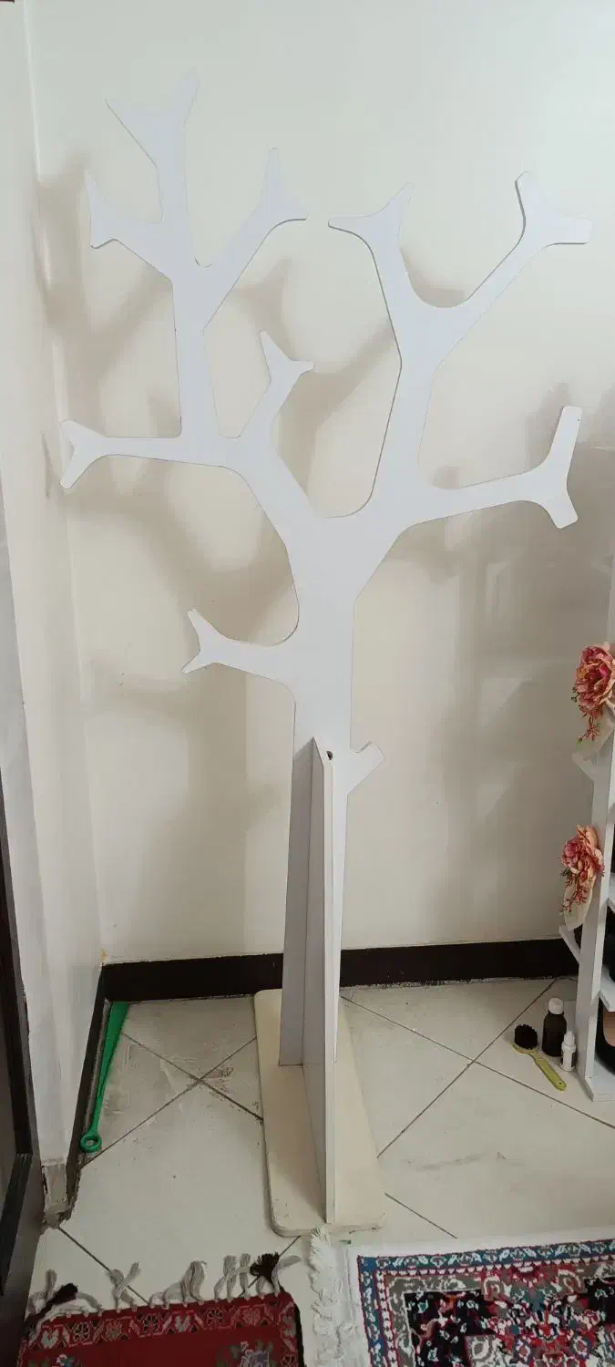 رخت آویزدرختی سفیدرنگ وگلدان زردرنگ|بندرخت و رخت‌آویز|پیشوا, |دیوار