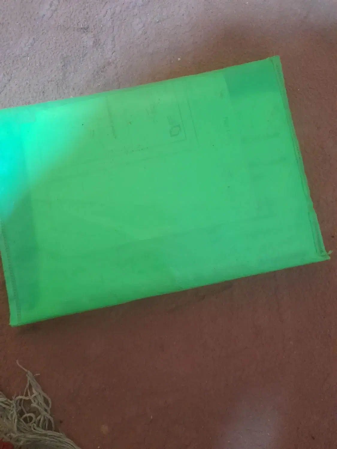 پوشه زرد گمشده|اشیا|نیمروز, |دیوار