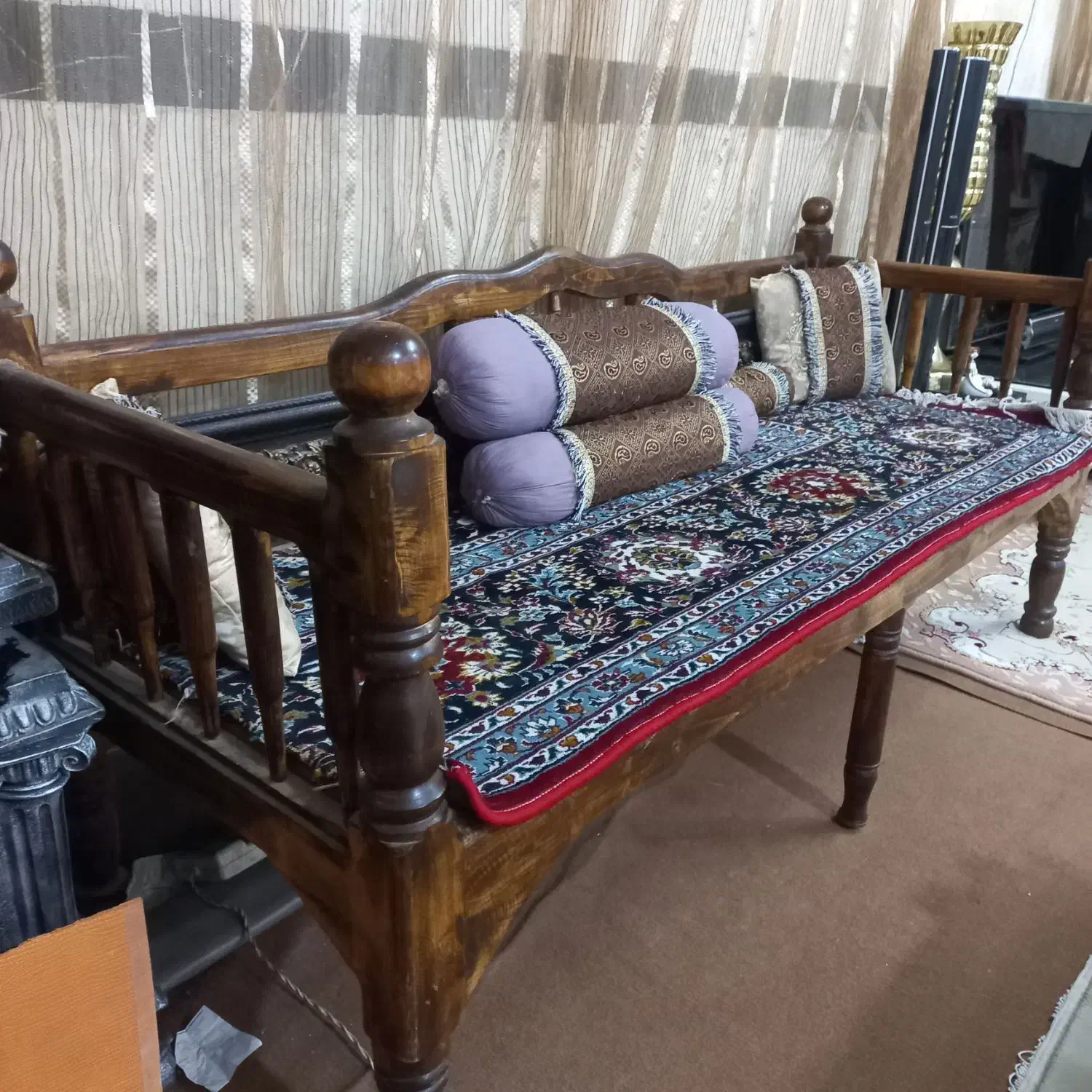 تخت سنتی بسیار محکم با چوب گردو سفارشی ساخته شده|تخت و سرویس خواب|قم, باجک دو|دیوار